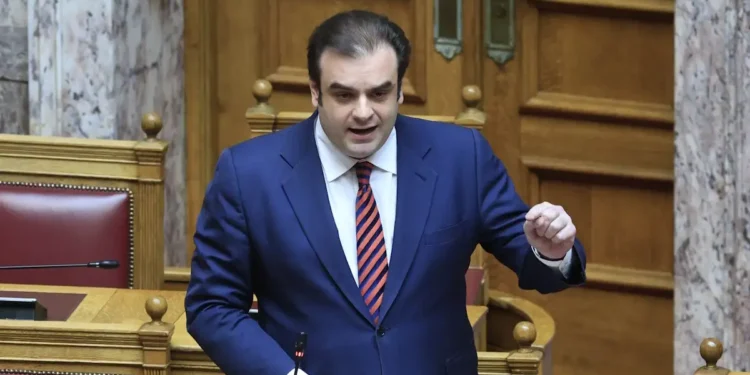 Πιερρακάκης: Στα 1.600 ευρώ αυξάνεται o ακατάσχετος λογαριασμός