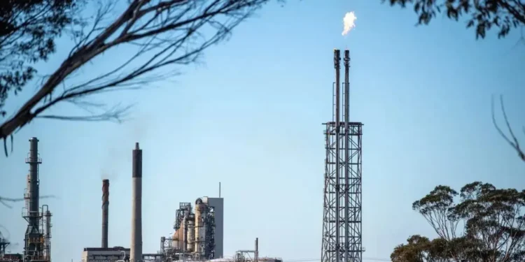 Το πετρέλαιο σε τροχιά για τα προπολεμικά επίπεδα – Στα 78 δολάρια υποχωρεί το Brent, στα 75 το WTI