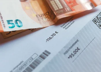 Aλλάζουν τα δημοτικά τέλη: Αποσυνδέονται από τους λογαριασμούς ρεύματος, τι προανήγγειλε ο Λιβάνιος