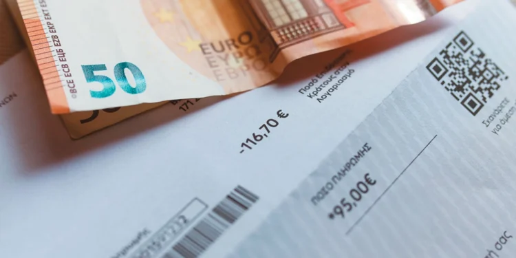 Aλλάζουν τα δημοτικά τέλη: Αποσυνδέονται από τους λογαριασμούς ρεύματος, τι προανήγγειλε ο Λιβάνιος