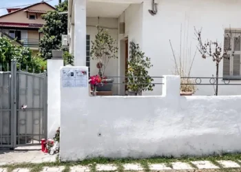 Διπλή δολοφονία στο Αίγιο: Βρέθηκε «κρυφή» πόρτα από συρματόπλεγμα δίπλα στο σπίτι του φονικού – Το σενάριο για «θαμμένα» στοιχεία