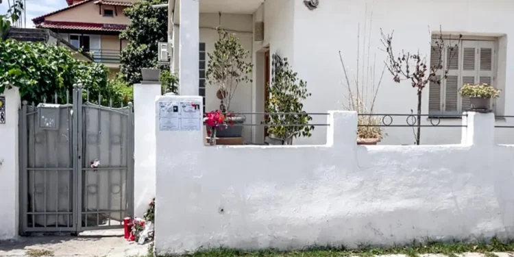 Διπλή δολοφονία στο Αίγιο: Βρέθηκε «κρυφή» πόρτα από συρματόπλεγμα δίπλα στο σπίτι του φονικού – Το σενάριο για «θαμμένα» στοιχεία