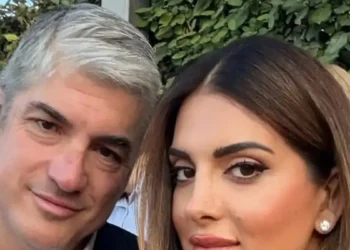 Η Σταματίνα Τσιμτσιλή με τον σύζυγό της Θέμη Σοφό στην αποφοίτηση της 11χρονης κόρης τους
