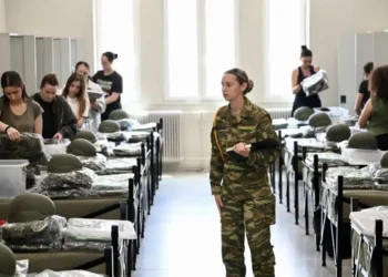 Λαμία: Ιστορική στιγμή με την πρώτη παρουσίαση γυναικών στον στρατό ως εθελόντριες – Στιγμιότυπα από την είσοδο στο κέντρο εκπαίδευσης