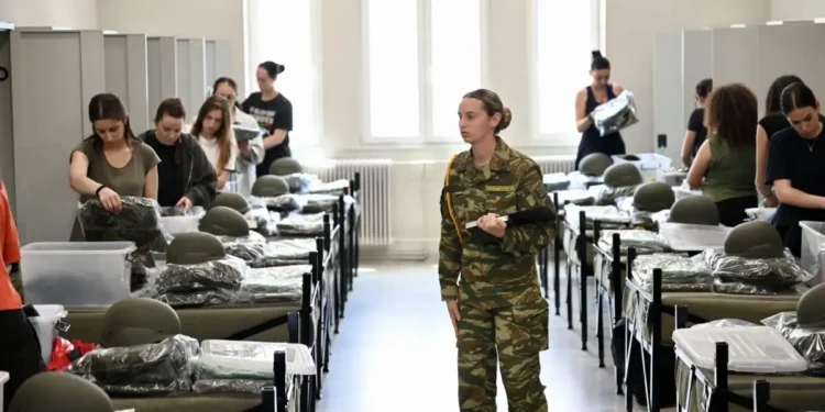 Λαμία: Ιστορική στιγμή με την πρώτη παρουσίαση γυναικών στον στρατό ως εθελόντριες – Στιγμιότυπα από την είσοδο στο κέντρο εκπαίδευσης