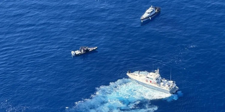Λιμενικό: Πολύωρη καταδίωξη ταχύπλοου που μετέφερε 15 αλλοδαπούς από τουρκικά χωρικά ύδατα, ακινητοποιήθηκε στο νοτιοανατολικό άκρο της Κέρου