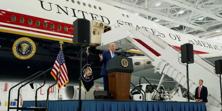 Ο Τραμπ παρέλαβε το νέο Air Force One, δώρο του Κατάρ: Προανήγγειλε ταξίδια σε Τουρκία και Κίνα, απείλησε εκ νέου το Ιράν, βίντεο