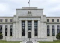 Fed: Διατήρησε αμετάβλητα τα επιτόκια στο 3,5% με 3,75% – Τι αναφέρει για ανάπτυξη και πληθωρισμό