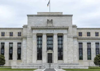Fed: Διατήρησε αμετάβλητα τα επιτόκια στο 3,5% με 3,75% – Τι αναφέρει για ανάπτυξη και πληθωρισμό