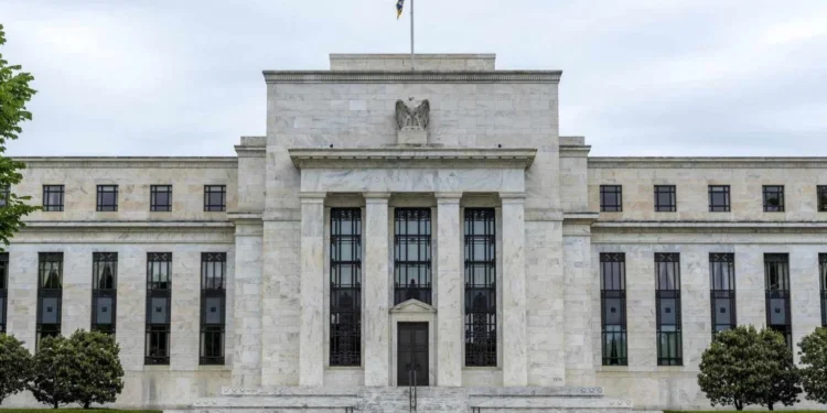 Fed: Διατήρησε αμετάβλητα τα επιτόκια στο 3,5% με 3,75% – Τι αναφέρει για ανάπτυξη και πληθωρισμό