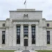 Fed: Διατήρησε αμετάβλητα τα επιτόκια στο 3,5% με 3,75% – Τι αναφέρει για ανάπτυξη και πληθωρισμό