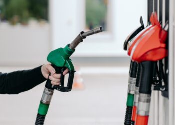 Βενζίνη: Συμφέρει όντως να γεμίζουμε το ρεζερβουάρ τη νύχτα;