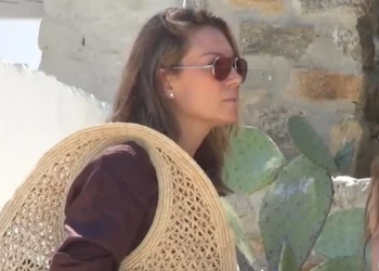 Η Βίκυ Καγιά με «μυκονιάτικο αέρα»: Τράβηξε τα βλέμματα στην Ψαρρού με το μοντέρνο στυλ της