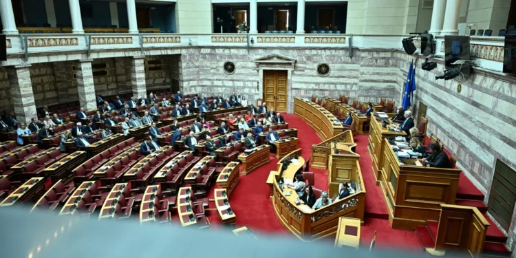 Bουλή: Κατατέθηκε το νέο πολυνομοσχέδιο του ΥΠΕΘΟ – Τι αλλάζει για υβριδικά οχήματα, ελβετικό φράγκο και προσωπική διαφορά