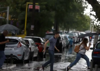 Καιρός: Επιστρέφουν οι βροχές και «χτυπούν» τα βόρεια και τα δυτικά – Ξεκινούν ξανά τα 35άρια από την Κυριακή