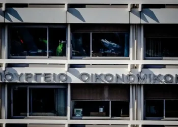 Πολυνομοσχέδιο ΥΠΟΙΚ: Όλες οι αλλαγές σε ακατάσχετο λογαριασμό, παράνομο τζόγο, επιδόματα και 72 δόσεις