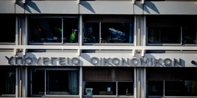 Πολυνομοσχέδιο ΥΠΟΙΚ: Όλες οι αλλαγές σε ακατάσχετο λογαριασμό, παράνομο τζόγο, επιδόματα και 72 δόσεις