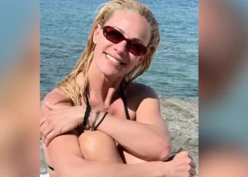 Η Ζέτα Μακρυπούλια έκανε το πρώτο της μπάνιο στη θάλασσα για φέτος και μοιράστηκε σπάνιες πόζες