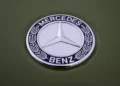 Mercedes-Benz: Πιθανή αύξηση ωρών εργασίας, περικοπές μισθών