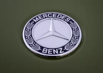 Mercedes-Benz: Πιθανή αύξηση ωρών εργασίας, περικοπές μισθών