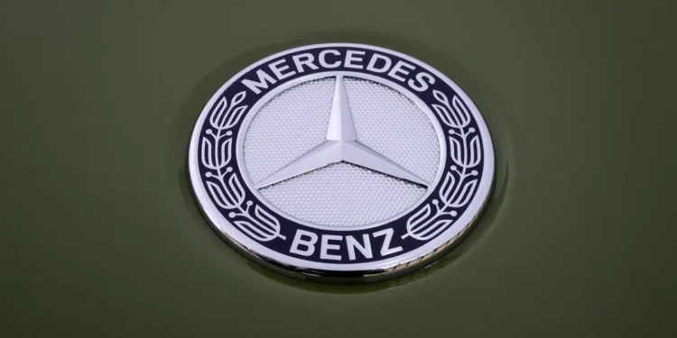 Mercedes-Benz: Πιθανή αύξηση ωρών εργασίας, περικοπές μισθών