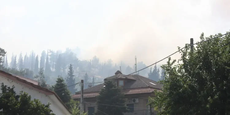 Φωτιά στο Ωραιόκαστρο: Πάλευε να σώσει το σπίτι του ο 66χρονος που βρέθηκε νεκρός – Αναμένεται η ταυτοποίηση της σορού του 12χρονου γιου του