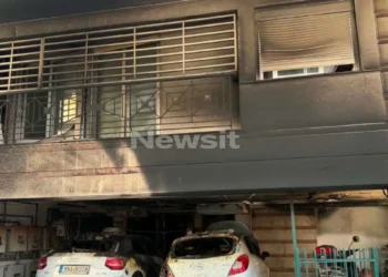 Θεσσαλονίκη: Τρεις ύποπτοι εμπρησμοί αυτοκινήτων σε πολιτικούς της ΝΔ – Διασωληνωμένη μια γυναίκα με σοβαρά εγκαύματα
