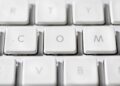 Στον κόσμο των domain names, λίγα γράμματα μπορούν να μετατραπούν σε ψηφιακούς χώρους αξίας δεκάδων εκατομμυρίων ευρώ. Κανένα τετραγωνικό. Καμία θερμοκρασία ή καιρική μεταβολή. Άυλη γη. Ο χώρος μπορεί να έχει διεύθυνση και μπορεί να κοστίζει δεκάδες εκατομμύρια. Στην αγορά των domain names, μια λέξη με την κατάληξη .com μπορεί να λειτουργήσει σαν προνομιακό οικόπεδο στο ψηφιακό σύμπαν. Τα «οικόπεδα» του Internet: Γιατί ένα domain name μπορεί να αξίζει εκατομμύρια Όποιος κατέχει το όνομα που θέλουν οι υπόλοιποι βρίσκεται πάνω σε ένα ψηφιακό κομμάτι γης που δεν μπορεί να αναπαραχθεί από άλλον, όσο ισχυρός κι αν είναι. Photo: 123RF Στις 30 Μαΐου 2019 άλλαξε χέρια μια λέξη. Η αμερικανική MicroStrategy, εταιρεία κατασκευής λογισμικού που βοηθά επιχειρήσεις να αναλύουν τα δεδομένα τους, πούλησε το όνομα Voice.com στην Block.one, μια εταιρεία τεχνολογίας, έναντι περίπου 26,8 εκατομμυρίων ευρώ. Η Block.one είχε πια δικαίωμα να χρησιμοποιεί το domain. Τι ήταν το Voice.com; Ένα κοινωνικό δίκτυο που φιλοδοξούσε να αποτελέσει εναλλακτική σε πλατφόρμες όπως το Facebook. Η υπηρεσία έκλεισε το 2023, αφού προηγουμένως είχε στραφεί περισσότερο προς τους δημιουργούς ψηφιακού περιεχομένου και τα ψηφιακά πιστοποιητικά ιδιοκτησίας που μπορούν να συνδέονται, για παράδειγμα, με ψηφιακά έργα ή άλλα συλλεκτικά αντικείμενα. Τα 26,8 εκατομμύρια ευρώ, το κόστος της αγοράς του παραπάνω ονόματος, δεν περιελάμβαναν καμία υλική υποδομή. Η επένδυση αφορούσε μια λέξη πριν από το .com. Η συναλλαγή απέφερε στη MicroStrategy κέρδη εκατομμυρίων ευρώ. Πώς μπορεί μια διαδικτυακή διεύθυνση να αξίζει όσο ένα προνομιακό ακίνητο; Η απάντηση ξεκινά από τη διαχρονική οικονομική αρχή: τη μοναδικότητα. Στο διαδίκτυο μπορεί να υπάρχει μόνο ένα Voice.com, μόνο ένα Cars.com, μόνο ένα Hotels.com. Ένας παράλληλος κόσμος ζει στον πυρετό της πρώτης κατοχύρωσης του ιδανικού, ευκολομνημόνευτου ονόματος. Όποιος κατέχει το όνομα που θέλουν οι υπόλοιποι βρίσκεται πάνω σε ένα ψηφιακό κομμάτι γης που δεν μπορεί να αναπαραχθεί από άλλον, όσο ισχυρός κι αν είναι. Το μεγάλο ψάρι δεν τρώει πάντα το μικρό. Αν το δεύτερο έχει κατοχυρώσει το όνομα που επιθυμεί το πρώτο, η αγορά του μπορεί να κοστίσει ακριβά. Η διεύθυνση ως περιουσιακό στοιχείο Το domain name είναι η διαδικτυακή διεύθυνση που πληκτρολογούμε για να φτάσουμε σε έναν ιστότοπο. Οι υπολογιστές, όμως, βρίσκουν τις ιστοσελίδες μέσω αριθμητικών διευθύνσεων. Το Domain Name System, το DNS, λειτουργεί σαν τηλεφωνικός κατάλογος του Internet: συνδέει το όνομα που θυμάται ο άνθρωπος με τη σωστή αριθμητική διεύθυνση. Ο χρήστης δεν χρειάζεται να θυμάται αριθμούς. Θυμάται λέξεις. Θα μπορούσε ένας Αθηναίος να μη θυμάται ποια είναι η οδός Σταδίου; Ή θα μπορούσαμε ποτέ να φανταστούμε άλλο κεντρικό δρόμο στην πόλη που θα λεγόταν Σταδίου 2; Κάπως έτσι λειτουργεί και ο ψηφιακός κόσμος. Το μεγάλο άυλο παζάρι αρχίζει όταν κάποιος έχει κατοχυρώσει το όνομα που θα ήθελε να έχει κάποιος άλλος. Τα «οικόπεδα» του Internet: Γιατί ένα domain name μπορεί να αξίζει εκατομμύρια Επενδυτές αγοράζουν domains που θεωρούν ότι θα αποκτήσουν μεγαλύτερη αξία και brokers μεσολαβούν στις συμφωνίες. @ Sasun Bughdaryan / Unsplash Ένα σύντομο domain, εύκολο να προφερθεί και να γραφτεί, που περιγράφει μια μεγάλη εμπορική κατηγορία ή μπορεί να γίνει ισχυρό brand, έχει από μόνο του εμπορική δύναμη. Το Insurance.com δεν χρειάζεται ιδιαίτερη εισαγωγή για την εμπορική του χρήση. Το ίδιο και το Hotels.com. Η διαδικτυακή διεύθυνση λειτουργεί ως πινακίδα που αναγνωρίζεται αμέσως. Αν το Internet είναι, εκτός των άλλων, και μια παράλληλη αγορά που διαρκώς μεγαλώνει, η αναγνωρισιμότητα είναι σαν οικόπεδο με θέα στη θάλασσα: όλοι θα ήθελαν θέση μπροστά στο κύμα. 401,6 εκατομμύρια domain names Στο τέλος του δεύτερου τριμήνου του 2026 υπήρχαν 401,6 εκατομμύρια καταχωρισμένα domain names παγκοσμίως, αυξημένα κατά 8,1% μέσα σε έναν χρόνο. Μόνο τα .com έφταναν τα 166,6 εκατομμύρια. Η συντριπτική πλειονότητα των μοναδικών ονομάτων δεν αξίζει εκατομμύρια. Πολλά domains δεν αξίζουν περισσότερο από το ετήσιο κόστος ανανέωσής τους. Όμως στα μεγάλα ποσά οι κανόνες αλλάζουν. Γύρω από αυτά τα ονόματα έχει δημιουργηθεί αγορά μεταπώλησης. Επενδυτές αγοράζουν domains που θεωρούν ότι θα αποκτήσουν μεγαλύτερη αξία και brokers μεσολαβούν στις συμφωνίες. Για παράδειγμα, το 2025 το Phoenix.com πωλήθηκε έναντι περίπου 982.000 ευρώ. Στη συναλλαγή μεσολάβησε η Grit Brokerage, εταιρεία που ειδικεύεται στη μεσιτεία και στις αγοραπωλησίες domain names, ενώ το χρηματικό σκέλος πέρασε και από την Escrow.com, μια πλατφόρμα ασφαλών συναλλαγών που κρατά τα χρήματα έως ότου ολοκληρωθεί η μεταβίβαση. Οι εταιρείες ή οι ιδιώτες που βρίσκονταν στις δύο πλευρές της συγκεκριμένης αγοραπωλησίας δεν δημοσιοποιήθηκαν. Τα «οικόπεδα» του Internet: Γιατί ένα domain name μπορεί να αξίζει εκατομμύρια Η Crypto.com, μια διεθνής πλατφόρμα μέσω της οποίας περισσότεροι από 150 εκατομμύρια χρήστες μπορούν να αγοράζουν και να πωλούν κρυπτονομίσματα. AI και γεωγραφία – Το παράδειγμα της Ανγκουίλα Κάθε τεχνολογική έκρηξη παράγει τη δική της γεωγραφία. Και αυτή τη φορά μια μικρή χώρα της Καραϊβικής βρέθηκε, σχεδόν από τύχη, να κατέχει δύο από τα πιο περιζήτητα γράμματα του Internet. Η άνοδος της τεχνητής νοημοσύνης εκτόξευσε το ενδιαφέρον για domains με κατάληξη .ai, η οποία αποτελεί παράλληλα τον εθνικό διαδικτυακό κωδικό της Ανγκουίλα. Από την έκρηξη της γενετικής τεχνητής νοημοσύνης, ιδιαίτερα μετά την εμφάνιση του ChatGPT τον Νοέμβριο του 2022, τα δύο γράμματα άρχισαν να λειτουργούν διεθνώς σαν συνώνυμο του artificial intelligence. Η σύμπτωση αποδείχθηκε χρυσοφόρα. Οι καταχωρίσεις με κατάληξη .ai αυξήθηκαν από 144.000 το 2022 σε 354.000 το 2023. Η Ανγκουίλα εισπράττει χρήματα κάθε φορά που κατοχυρώνεται ή ανανεώνεται ένα όνομα με κατάληξη .ai. Το μοντέλο χρέωσης προέβλεπε 140 δολάρια για δύο χρόνια κατοχύρωσης, ενώ περίπου εννέα στα δέκα domains ανανεώνονται. Η έκρηξη των καταχωρίσεων απέφερε έτσι το 2023 στην κυβέρνηση 87 εκατομμύρια δολάρια Ανατολικής Καραϊβικής, περίπου 28,6 εκατομμύρια ευρώ, ποσό που αντιστοιχούσε σε περισσότερο από το 20% των συνολικών κρατικών εσόδων. Το 2025 το AI.com άλλαξε χέρια έναντι περίπου 62,6 εκατομμυρίων ευρώ. Ήταν η μεγαλύτερη δημοσιοποιημένη πώληση domain name μέχρι σήμερα. Αγοραστής ήταν ο Kris Marszalek, συνιδρυτής και CEO της Crypto.com. Ο πωλητής δεν δημοσιοποιήθηκε. Η Crypto.com είναι διεθνής πλατφόρμα μέσω της οποίας περισσότεροι από 150 εκατομμύρια χρήστες μπορούν να αγοράζουν και να πωλούν κρυπτονομίσματα όπως Bitcoin και Ethereum. Κάτω από το AI.com ο Marszalek δημιούργησε πλατφόρμα με προσωπικούς AI agents: προγράμματα τεχνητής νοημοσύνης που, με άδεια του χρήστη, μπορούν να εκτελούν εργασίες για λογαριασμό του, όπως να οργανώνουν δουλειές, να στέλνουν μηνύματα ή να χρησιμοποιούν εφαρμογές. Η εποχή δημιουργεί τις δικές της υπεραξίες. Δύο γράμματα μπορούν να αξίζουν όσο ένας ουρανοξύστης σε μητρόπολη. Τα «οικόπεδα» του Internet: Γιατί ένα domain name μπορεί να αξίζει εκατομμύρια Η εποχή δημιουργεί τις δικές της υπεραξίες. Δύο γράμματα μπορούν να αξίζουν όσο ένας ουρανοξύστης σε μητρόπολη. @ Igor Omilaev / Unsplash Η μάχη της Apple Η αναλογία με την αγορά ακινήτων έχει όμως ένα όριο. Άλλο να αγοράζει κάποιος μια γενική λέξη επειδή θεωρεί ότι θα αποκτήσει αξία και άλλο να κατοχυρώνει ένα domain που αντιγράφει εμπορικό σήμα για να εκμεταλλευτεί τη σύγχυση ή να το πουλήσει στον νόμιμο κάτοχό του. Αυτή η πρακτική ονομάζεται cybersquatting. Η ICANN, ο μη κερδοσκοπικός οργανισμός που συντονίζει το παγκόσμιο σύστημα των διαδικτυακών διευθύνσεων και βασικά στοιχεία λειτουργίας των domain names, εφαρμόζει από το 1999 την Uniform Domain Name Dispute Resolution Policy, την UDRP, μέσω της οποίας ιδιοκτήτες εμπορικών σημάτων μπορούν να ζητήσουν την ακύρωση καταχρηστικά κατοχυρωμένων domains. Χαρακτηριστικό παράδειγμα είναι το appl.com. Κάποιος είχε κατοχυρώσει ουσιαστικά το apple.com χωρίς το τελευταίο «e», εκμεταλλευόμενος την πιθανότητα ένας χρήστης να πληκτρολογήσει λάθος τη διεύθυνση της Apple. Το 2010 η εταιρεία προσέφυγε στον Παγκόσμιο Οργανισμό Διανοητικής Ιδιοκτησίας (WIPO), το αρμόδιο πάνελ του οποίου έκρινε ότι επρόκειτο για χαρακτηριστική περίπτωση typosquatting, διατάσσοντας τη μεταφορά του domain στην Apple. Το 2025 ο WIPO διαχειρίστηκε πάνω από 6.200 υποθέσεις domain names, αριθμό-ρεκόρ. Στις διαμάχες αυτές ο οργανισμός λειτουργεί περίπου σαν διεθνής διαιτητής της ψηφιακής ιδιοκτησίας. Η τελευταία ειρωνεία Ένα domain δεν είναι ακίνητο. Ο κάτοχός του διατηρεί το δικαίωμα χρήσης όσο η καταχώριση παραμένει ενεργή και ανανεώνεται. Άρα η λέξη «ιδιοκτησία» χρειάζεται εισαγωγικά. Κι όμως, η οικονομική συμπεριφορά γύρω από αυτά τα ονόματα θυμίζει αγορά γης. Υπάρχουν διευθύνσεις που κανείς δεν θέλει και άλλες που εταιρείες με τεράστιους προϋπολογισμούς θέλουν να αποκτήσουν. Υπάρχουν επενδυτές, μεσίτες, κερδοσκόποι και διαφωνίες για το ποιος έχει δικαίωμα να βρίσκεται πού. Στον φυσικό κόσμο, η αξία ενός οικοπέδου μπορεί να εξαρτάται από το τι υπάρχει γύρω του. Στο Internet μπορεί να αρκούν τέσσερα ή πέντε γράμματα που σχηματίζουν ένα ελκυστικό .com.