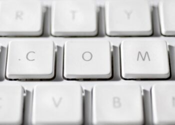 Στον κόσμο των domain names, λίγα γράμματα μπορούν να μετατραπούν σε ψηφιακούς χώρους αξίας δεκάδων εκατομμυρίων ευρώ. Κανένα τετραγωνικό. Καμία θερμοκρασία ή καιρική μεταβολή. Άυλη γη. Ο χώρος μπορεί να έχει διεύθυνση και μπορεί να κοστίζει δεκάδες εκατομμύρια. Στην αγορά των domain names, μια λέξη με την κατάληξη .com μπορεί να λειτουργήσει σαν προνομιακό οικόπεδο στο ψηφιακό σύμπαν. Τα «οικόπεδα» του Internet: Γιατί ένα domain name μπορεί να αξίζει εκατομμύρια Όποιος κατέχει το όνομα που θέλουν οι υπόλοιποι βρίσκεται πάνω σε ένα ψηφιακό κομμάτι γης που δεν μπορεί να αναπαραχθεί από άλλον, όσο ισχυρός κι αν είναι. Photo: 123RF Στις 30 Μαΐου 2019 άλλαξε χέρια μια λέξη. Η αμερικανική MicroStrategy, εταιρεία κατασκευής λογισμικού που βοηθά επιχειρήσεις να αναλύουν τα δεδομένα τους, πούλησε το όνομα Voice.com στην Block.one, μια εταιρεία τεχνολογίας, έναντι περίπου 26,8 εκατομμυρίων ευρώ. Η Block.one είχε πια δικαίωμα να χρησιμοποιεί το domain. Τι ήταν το Voice.com; Ένα κοινωνικό δίκτυο που φιλοδοξούσε να αποτελέσει εναλλακτική σε πλατφόρμες όπως το Facebook. Η υπηρεσία έκλεισε το 2023, αφού προηγουμένως είχε στραφεί περισσότερο προς τους δημιουργούς ψηφιακού περιεχομένου και τα ψηφιακά πιστοποιητικά ιδιοκτησίας που μπορούν να συνδέονται, για παράδειγμα, με ψηφιακά έργα ή άλλα συλλεκτικά αντικείμενα. Τα 26,8 εκατομμύρια ευρώ, το κόστος της αγοράς του παραπάνω ονόματος, δεν περιελάμβαναν καμία υλική υποδομή. Η επένδυση αφορούσε μια λέξη πριν από το .com. Η συναλλαγή απέφερε στη MicroStrategy κέρδη εκατομμυρίων ευρώ. Πώς μπορεί μια διαδικτυακή διεύθυνση να αξίζει όσο ένα προνομιακό ακίνητο; Η απάντηση ξεκινά από τη διαχρονική οικονομική αρχή: τη μοναδικότητα. Στο διαδίκτυο μπορεί να υπάρχει μόνο ένα Voice.com, μόνο ένα Cars.com, μόνο ένα Hotels.com. Ένας παράλληλος κόσμος ζει στον πυρετό της πρώτης κατοχύρωσης του ιδανικού, ευκολομνημόνευτου ονόματος. Όποιος κατέχει το όνομα που θέλουν οι υπόλοιποι βρίσκεται πάνω σε ένα ψηφιακό κομμάτι γης που δεν μπορεί να αναπαραχθεί από άλλον, όσο ισχυρός κι αν είναι. Το μεγάλο ψάρι δεν τρώει πάντα το μικρό. Αν το δεύτερο έχει κατοχυρώσει το όνομα που επιθυμεί το πρώτο, η αγορά του μπορεί να κοστίσει ακριβά. Η διεύθυνση ως περιουσιακό στοιχείο Το domain name είναι η διαδικτυακή διεύθυνση που πληκτρολογούμε για να φτάσουμε σε έναν ιστότοπο. Οι υπολογιστές, όμως, βρίσκουν τις ιστοσελίδες μέσω αριθμητικών διευθύνσεων. Το Domain Name System, το DNS, λειτουργεί σαν τηλεφωνικός κατάλογος του Internet: συνδέει το όνομα που θυμάται ο άνθρωπος με τη σωστή αριθμητική διεύθυνση. Ο χρήστης δεν χρειάζεται να θυμάται αριθμούς. Θυμάται λέξεις. Θα μπορούσε ένας Αθηναίος να μη θυμάται ποια είναι η οδός Σταδίου; Ή θα μπορούσαμε ποτέ να φανταστούμε άλλο κεντρικό δρόμο στην πόλη που θα λεγόταν Σταδίου 2; Κάπως έτσι λειτουργεί και ο ψηφιακός κόσμος. Το μεγάλο άυλο παζάρι αρχίζει όταν κάποιος έχει κατοχυρώσει το όνομα που θα ήθελε να έχει κάποιος άλλος. Τα «οικόπεδα» του Internet: Γιατί ένα domain name μπορεί να αξίζει εκατομμύρια Επενδυτές αγοράζουν domains που θεωρούν ότι θα αποκτήσουν μεγαλύτερη αξία και brokers μεσολαβούν στις συμφωνίες. @ Sasun Bughdaryan / Unsplash Ένα σύντομο domain, εύκολο να προφερθεί και να γραφτεί, που περιγράφει μια μεγάλη εμπορική κατηγορία ή μπορεί να γίνει ισχυρό brand, έχει από μόνο του εμπορική δύναμη. Το Insurance.com δεν χρειάζεται ιδιαίτερη εισαγωγή για την εμπορική του χρήση. Το ίδιο και το Hotels.com. Η διαδικτυακή διεύθυνση λειτουργεί ως πινακίδα που αναγνωρίζεται αμέσως. Αν το Internet είναι, εκτός των άλλων, και μια παράλληλη αγορά που διαρκώς μεγαλώνει, η αναγνωρισιμότητα είναι σαν οικόπεδο με θέα στη θάλασσα: όλοι θα ήθελαν θέση μπροστά στο κύμα. 401,6 εκατομμύρια domain names Στο τέλος του δεύτερου τριμήνου του 2026 υπήρχαν 401,6 εκατομμύρια καταχωρισμένα domain names παγκοσμίως, αυξημένα κατά 8,1% μέσα σε έναν χρόνο. Μόνο τα .com έφταναν τα 166,6 εκατομμύρια. Η συντριπτική πλειονότητα των μοναδικών ονομάτων δεν αξίζει εκατομμύρια. Πολλά domains δεν αξίζουν περισσότερο από το ετήσιο κόστος ανανέωσής τους. Όμως στα μεγάλα ποσά οι κανόνες αλλάζουν. Γύρω από αυτά τα ονόματα έχει δημιουργηθεί αγορά μεταπώλησης. Επενδυτές αγοράζουν domains που θεωρούν ότι θα αποκτήσουν μεγαλύτερη αξία και brokers μεσολαβούν στις συμφωνίες. Για παράδειγμα, το 2025 το Phoenix.com πωλήθηκε έναντι περίπου 982.000 ευρώ. Στη συναλλαγή μεσολάβησε η Grit Brokerage, εταιρεία που ειδικεύεται στη μεσιτεία και στις αγοραπωλησίες domain names, ενώ το χρηματικό σκέλος πέρασε και από την Escrow.com, μια πλατφόρμα ασφαλών συναλλαγών που κρατά τα χρήματα έως ότου ολοκληρωθεί η μεταβίβαση. Οι εταιρείες ή οι ιδιώτες που βρίσκονταν στις δύο πλευρές της συγκεκριμένης αγοραπωλησίας δεν δημοσιοποιήθηκαν. Τα «οικόπεδα» του Internet: Γιατί ένα domain name μπορεί να αξίζει εκατομμύρια Η Crypto.com, μια διεθνής πλατφόρμα μέσω της οποίας περισσότεροι από 150 εκατομμύρια χρήστες μπορούν να αγοράζουν και να πωλούν κρυπτονομίσματα. AI και γεωγραφία – Το παράδειγμα της Ανγκουίλα Κάθε τεχνολογική έκρηξη παράγει τη δική της γεωγραφία. Και αυτή τη φορά μια μικρή χώρα της Καραϊβικής βρέθηκε, σχεδόν από τύχη, να κατέχει δύο από τα πιο περιζήτητα γράμματα του Internet. Η άνοδος της τεχνητής νοημοσύνης εκτόξευσε το ενδιαφέρον για domains με κατάληξη .ai, η οποία αποτελεί παράλληλα τον εθνικό διαδικτυακό κωδικό της Ανγκουίλα. Από την έκρηξη της γενετικής τεχνητής νοημοσύνης, ιδιαίτερα μετά την εμφάνιση του ChatGPT τον Νοέμβριο του 2022, τα δύο γράμματα άρχισαν να λειτουργούν διεθνώς σαν συνώνυμο του artificial intelligence. Η σύμπτωση αποδείχθηκε χρυσοφόρα. Οι καταχωρίσεις με κατάληξη .ai αυξήθηκαν από 144.000 το 2022 σε 354.000 το 2023. Η Ανγκουίλα εισπράττει χρήματα κάθε φορά που κατοχυρώνεται ή ανανεώνεται ένα όνομα με κατάληξη .ai. Το μοντέλο χρέωσης προέβλεπε 140 δολάρια για δύο χρόνια κατοχύρωσης, ενώ περίπου εννέα στα δέκα domains ανανεώνονται. Η έκρηξη των καταχωρίσεων απέφερε έτσι το 2023 στην κυβέρνηση 87 εκατομμύρια δολάρια Ανατολικής Καραϊβικής, περίπου 28,6 εκατομμύρια ευρώ, ποσό που αντιστοιχούσε σε περισσότερο από το 20% των συνολικών κρατικών εσόδων. Το 2025 το AI.com άλλαξε χέρια έναντι περίπου 62,6 εκατομμυρίων ευρώ. Ήταν η μεγαλύτερη δημοσιοποιημένη πώληση domain name μέχρι σήμερα. Αγοραστής ήταν ο Kris Marszalek, συνιδρυτής και CEO της Crypto.com. Ο πωλητής δεν δημοσιοποιήθηκε. Η Crypto.com είναι διεθνής πλατφόρμα μέσω της οποίας περισσότεροι από 150 εκατομμύρια χρήστες μπορούν να αγοράζουν και να πωλούν κρυπτονομίσματα όπως Bitcoin και Ethereum. Κάτω από το AI.com ο Marszalek δημιούργησε πλατφόρμα με προσωπικούς AI agents: προγράμματα τεχνητής νοημοσύνης που, με άδεια του χρήστη, μπορούν να εκτελούν εργασίες για λογαριασμό του, όπως να οργανώνουν δουλειές, να στέλνουν μηνύματα ή να χρησιμοποιούν εφαρμογές. Η εποχή δημιουργεί τις δικές της υπεραξίες. Δύο γράμματα μπορούν να αξίζουν όσο ένας ουρανοξύστης σε μητρόπολη. Τα «οικόπεδα» του Internet: Γιατί ένα domain name μπορεί να αξίζει εκατομμύρια Η εποχή δημιουργεί τις δικές της υπεραξίες. Δύο γράμματα μπορούν να αξίζουν όσο ένας ουρανοξύστης σε μητρόπολη. @ Igor Omilaev / Unsplash Η μάχη της Apple Η αναλογία με την αγορά ακινήτων έχει όμως ένα όριο. Άλλο να αγοράζει κάποιος μια γενική λέξη επειδή θεωρεί ότι θα αποκτήσει αξία και άλλο να κατοχυρώνει ένα domain που αντιγράφει εμπορικό σήμα για να εκμεταλλευτεί τη σύγχυση ή να το πουλήσει στον νόμιμο κάτοχό του. Αυτή η πρακτική ονομάζεται cybersquatting. Η ICANN, ο μη κερδοσκοπικός οργανισμός που συντονίζει το παγκόσμιο σύστημα των διαδικτυακών διευθύνσεων και βασικά στοιχεία λειτουργίας των domain names, εφαρμόζει από το 1999 την Uniform Domain Name Dispute Resolution Policy, την UDRP, μέσω της οποίας ιδιοκτήτες εμπορικών σημάτων μπορούν να ζητήσουν την ακύρωση καταχρηστικά κατοχυρωμένων domains. Χαρακτηριστικό παράδειγμα είναι το appl.com. Κάποιος είχε κατοχυρώσει ουσιαστικά το apple.com χωρίς το τελευταίο «e», εκμεταλλευόμενος την πιθανότητα ένας χρήστης να πληκτρολογήσει λάθος τη διεύθυνση της Apple. Το 2010 η εταιρεία προσέφυγε στον Παγκόσμιο Οργανισμό Διανοητικής Ιδιοκτησίας (WIPO), το αρμόδιο πάνελ του οποίου έκρινε ότι επρόκειτο για χαρακτηριστική περίπτωση typosquatting, διατάσσοντας τη μεταφορά του domain στην Apple. Το 2025 ο WIPO διαχειρίστηκε πάνω από 6.200 υποθέσεις domain names, αριθμό-ρεκόρ. Στις διαμάχες αυτές ο οργανισμός λειτουργεί περίπου σαν διεθνής διαιτητής της ψηφιακής ιδιοκτησίας. Η τελευταία ειρωνεία Ένα domain δεν είναι ακίνητο. Ο κάτοχός του διατηρεί το δικαίωμα χρήσης όσο η καταχώριση παραμένει ενεργή και ανανεώνεται. Άρα η λέξη «ιδιοκτησία» χρειάζεται εισαγωγικά. Κι όμως, η οικονομική συμπεριφορά γύρω από αυτά τα ονόματα θυμίζει αγορά γης. Υπάρχουν διευθύνσεις που κανείς δεν θέλει και άλλες που εταιρείες με τεράστιους προϋπολογισμούς θέλουν να αποκτήσουν. Υπάρχουν επενδυτές, μεσίτες, κερδοσκόποι και διαφωνίες για το ποιος έχει δικαίωμα να βρίσκεται πού. Στον φυσικό κόσμο, η αξία ενός οικοπέδου μπορεί να εξαρτάται από το τι υπάρχει γύρω του. Στο Internet μπορεί να αρκούν τέσσερα ή πέντε γράμματα που σχηματίζουν ένα ελκυστικό .com.