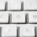 Στον κόσμο των domain names, λίγα γράμματα μπορούν να μετατραπούν σε ψηφιακούς χώρους αξίας δεκάδων εκατομμυρίων ευρώ. Κανένα τετραγωνικό. Καμία θερμοκρασία ή καιρική μεταβολή. Άυλη γη. Ο χώρος μπορεί να έχει διεύθυνση και μπορεί να κοστίζει δεκάδες εκατομμύρια. Στην αγορά των domain names, μια λέξη με την κατάληξη .com μπορεί να λειτουργήσει σαν προνομιακό οικόπεδο στο ψηφιακό σύμπαν. Τα «οικόπεδα» του Internet: Γιατί ένα domain name μπορεί να αξίζει εκατομμύρια Όποιος κατέχει το όνομα που θέλουν οι υπόλοιποι βρίσκεται πάνω σε ένα ψηφιακό κομμάτι γης που δεν μπορεί να αναπαραχθεί από άλλον, όσο ισχυρός κι αν είναι. Photo: 123RF Στις 30 Μαΐου 2019 άλλαξε χέρια μια λέξη. Η αμερικανική MicroStrategy, εταιρεία κατασκευής λογισμικού που βοηθά επιχειρήσεις να αναλύουν τα δεδομένα τους, πούλησε το όνομα Voice.com στην Block.one, μια εταιρεία τεχνολογίας, έναντι περίπου 26,8 εκατομμυρίων ευρώ. Η Block.one είχε πια δικαίωμα να χρησιμοποιεί το domain. Τι ήταν το Voice.com; Ένα κοινωνικό δίκτυο που φιλοδοξούσε να αποτελέσει εναλλακτική σε πλατφόρμες όπως το Facebook. Η υπηρεσία έκλεισε το 2023, αφού προηγουμένως είχε στραφεί περισσότερο προς τους δημιουργούς ψηφιακού περιεχομένου και τα ψηφιακά πιστοποιητικά ιδιοκτησίας που μπορούν να συνδέονται, για παράδειγμα, με ψηφιακά έργα ή άλλα συλλεκτικά αντικείμενα. Τα 26,8 εκατομμύρια ευρώ, το κόστος της αγοράς του παραπάνω ονόματος, δεν περιελάμβαναν καμία υλική υποδομή. Η επένδυση αφορούσε μια λέξη πριν από το .com. Η συναλλαγή απέφερε στη MicroStrategy κέρδη εκατομμυρίων ευρώ. Πώς μπορεί μια διαδικτυακή διεύθυνση να αξίζει όσο ένα προνομιακό ακίνητο; Η απάντηση ξεκινά από τη διαχρονική οικονομική αρχή: τη μοναδικότητα. Στο διαδίκτυο μπορεί να υπάρχει μόνο ένα Voice.com, μόνο ένα Cars.com, μόνο ένα Hotels.com. Ένας παράλληλος κόσμος ζει στον πυρετό της πρώτης κατοχύρωσης του ιδανικού, ευκολομνημόνευτου ονόματος. Όποιος κατέχει το όνομα που θέλουν οι υπόλοιποι βρίσκεται πάνω σε ένα ψηφιακό κομμάτι γης που δεν μπορεί να αναπαραχθεί από άλλον, όσο ισχυρός κι αν είναι. Το μεγάλο ψάρι δεν τρώει πάντα το μικρό. Αν το δεύτερο έχει κατοχυρώσει το όνομα που επιθυμεί το πρώτο, η αγορά του μπορεί να κοστίσει ακριβά. Η διεύθυνση ως περιουσιακό στοιχείο Το domain name είναι η διαδικτυακή διεύθυνση που πληκτρολογούμε για να φτάσουμε σε έναν ιστότοπο. Οι υπολογιστές, όμως, βρίσκουν τις ιστοσελίδες μέσω αριθμητικών διευθύνσεων. Το Domain Name System, το DNS, λειτουργεί σαν τηλεφωνικός κατάλογος του Internet: συνδέει το όνομα που θυμάται ο άνθρωπος με τη σωστή αριθμητική διεύθυνση. Ο χρήστης δεν χρειάζεται να θυμάται αριθμούς. Θυμάται λέξεις. Θα μπορούσε ένας Αθηναίος να μη θυμάται ποια είναι η οδός Σταδίου; Ή θα μπορούσαμε ποτέ να φανταστούμε άλλο κεντρικό δρόμο στην πόλη που θα λεγόταν Σταδίου 2; Κάπως έτσι λειτουργεί και ο ψηφιακός κόσμος. Το μεγάλο άυλο παζάρι αρχίζει όταν κάποιος έχει κατοχυρώσει το όνομα που θα ήθελε να έχει κάποιος άλλος. Τα «οικόπεδα» του Internet: Γιατί ένα domain name μπορεί να αξίζει εκατομμύρια Επενδυτές αγοράζουν domains που θεωρούν ότι θα αποκτήσουν μεγαλύτερη αξία και brokers μεσολαβούν στις συμφωνίες. @ Sasun Bughdaryan / Unsplash Ένα σύντομο domain, εύκολο να προφερθεί και να γραφτεί, που περιγράφει μια μεγάλη εμπορική κατηγορία ή μπορεί να γίνει ισχυρό brand, έχει από μόνο του εμπορική δύναμη. Το Insurance.com δεν χρειάζεται ιδιαίτερη εισαγωγή για την εμπορική του χρήση. Το ίδιο και το Hotels.com. Η διαδικτυακή διεύθυνση λειτουργεί ως πινακίδα που αναγνωρίζεται αμέσως. Αν το Internet είναι, εκτός των άλλων, και μια παράλληλη αγορά που διαρκώς μεγαλώνει, η αναγνωρισιμότητα είναι σαν οικόπεδο με θέα στη θάλασσα: όλοι θα ήθελαν θέση μπροστά στο κύμα. 401,6 εκατομμύρια domain names Στο τέλος του δεύτερου τριμήνου του 2026 υπήρχαν 401,6 εκατομμύρια καταχωρισμένα domain names παγκοσμίως, αυξημένα κατά 8,1% μέσα σε έναν χρόνο. Μόνο τα .com έφταναν τα 166,6 εκατομμύρια. Η συντριπτική πλειονότητα των μοναδικών ονομάτων δεν αξίζει εκατομμύρια. Πολλά domains δεν αξίζουν περισσότερο από το ετήσιο κόστος ανανέωσής τους. Όμως στα μεγάλα ποσά οι κανόνες αλλάζουν. Γύρω από αυτά τα ονόματα έχει δημιουργηθεί αγορά μεταπώλησης. Επενδυτές αγοράζουν domains που θεωρούν ότι θα αποκτήσουν μεγαλύτερη αξία και brokers μεσολαβούν στις συμφωνίες. Για παράδειγμα, το 2025 το Phoenix.com πωλήθηκε έναντι περίπου 982.000 ευρώ. Στη συναλλαγή μεσολάβησε η Grit Brokerage, εταιρεία που ειδικεύεται στη μεσιτεία και στις αγοραπωλησίες domain names, ενώ το χρηματικό σκέλος πέρασε και από την Escrow.com, μια πλατφόρμα ασφαλών συναλλαγών που κρατά τα χρήματα έως ότου ολοκληρωθεί η μεταβίβαση. Οι εταιρείες ή οι ιδιώτες που βρίσκονταν στις δύο πλευρές της συγκεκριμένης αγοραπωλησίας δεν δημοσιοποιήθηκαν. Τα «οικόπεδα» του Internet: Γιατί ένα domain name μπορεί να αξίζει εκατομμύρια Η Crypto.com, μια διεθνής πλατφόρμα μέσω της οποίας περισσότεροι από 150 εκατομμύρια χρήστες μπορούν να αγοράζουν και να πωλούν κρυπτονομίσματα. AI και γεωγραφία – Το παράδειγμα της Ανγκουίλα Κάθε τεχνολογική έκρηξη παράγει τη δική της γεωγραφία. Και αυτή τη φορά μια μικρή χώρα της Καραϊβικής βρέθηκε, σχεδόν από τύχη, να κατέχει δύο από τα πιο περιζήτητα γράμματα του Internet. Η άνοδος της τεχνητής νοημοσύνης εκτόξευσε το ενδιαφέρον για domains με κατάληξη .ai, η οποία αποτελεί παράλληλα τον εθνικό διαδικτυακό κωδικό της Ανγκουίλα. Από την έκρηξη της γενετικής τεχνητής νοημοσύνης, ιδιαίτερα μετά την εμφάνιση του ChatGPT τον Νοέμβριο του 2022, τα δύο γράμματα άρχισαν να λειτουργούν διεθνώς σαν συνώνυμο του artificial intelligence. Η σύμπτωση αποδείχθηκε χρυσοφόρα. Οι καταχωρίσεις με κατάληξη .ai αυξήθηκαν από 144.000 το 2022 σε 354.000 το 2023. Η Ανγκουίλα εισπράττει χρήματα κάθε φορά που κατοχυρώνεται ή ανανεώνεται ένα όνομα με κατάληξη .ai. Το μοντέλο χρέωσης προέβλεπε 140 δολάρια για δύο χρόνια κατοχύρωσης, ενώ περίπου εννέα στα δέκα domains ανανεώνονται. Η έκρηξη των καταχωρίσεων απέφερε έτσι το 2023 στην κυβέρνηση 87 εκατομμύρια δολάρια Ανατολικής Καραϊβικής, περίπου 28,6 εκατομμύρια ευρώ, ποσό που αντιστοιχούσε σε περισσότερο από το 20% των συνολικών κρατικών εσόδων. Το 2025 το AI.com άλλαξε χέρια έναντι περίπου 62,6 εκατομμυρίων ευρώ. Ήταν η μεγαλύτερη δημοσιοποιημένη πώληση domain name μέχρι σήμερα. Αγοραστής ήταν ο Kris Marszalek, συνιδρυτής και CEO της Crypto.com. Ο πωλητής δεν δημοσιοποιήθηκε. Η Crypto.com είναι διεθνής πλατφόρμα μέσω της οποίας περισσότεροι από 150 εκατομμύρια χρήστες μπορούν να αγοράζουν και να πωλούν κρυπτονομίσματα όπως Bitcoin και Ethereum. Κάτω από το AI.com ο Marszalek δημιούργησε πλατφόρμα με προσωπικούς AI agents: προγράμματα τεχνητής νοημοσύνης που, με άδεια του χρήστη, μπορούν να εκτελούν εργασίες για λογαριασμό του, όπως να οργανώνουν δουλειές, να στέλνουν μηνύματα ή να χρησιμοποιούν εφαρμογές. Η εποχή δημιουργεί τις δικές της υπεραξίες. Δύο γράμματα μπορούν να αξίζουν όσο ένας ουρανοξύστης σε μητρόπολη. Τα «οικόπεδα» του Internet: Γιατί ένα domain name μπορεί να αξίζει εκατομμύρια Η εποχή δημιουργεί τις δικές της υπεραξίες. Δύο γράμματα μπορούν να αξίζουν όσο ένας ουρανοξύστης σε μητρόπολη. @ Igor Omilaev / Unsplash Η μάχη της Apple Η αναλογία με την αγορά ακινήτων έχει όμως ένα όριο. Άλλο να αγοράζει κάποιος μια γενική λέξη επειδή θεωρεί ότι θα αποκτήσει αξία και άλλο να κατοχυρώνει ένα domain που αντιγράφει εμπορικό σήμα για να εκμεταλλευτεί τη σύγχυση ή να το πουλήσει στον νόμιμο κάτοχό του. Αυτή η πρακτική ονομάζεται cybersquatting. Η ICANN, ο μη κερδοσκοπικός οργανισμός που συντονίζει το παγκόσμιο σύστημα των διαδικτυακών διευθύνσεων και βασικά στοιχεία λειτουργίας των domain names, εφαρμόζει από το 1999 την Uniform Domain Name Dispute Resolution Policy, την UDRP, μέσω της οποίας ιδιοκτήτες εμπορικών σημάτων μπορούν να ζητήσουν την ακύρωση καταχρηστικά κατοχυρωμένων domains. Χαρακτηριστικό παράδειγμα είναι το appl.com. Κάποιος είχε κατοχυρώσει ουσιαστικά το apple.com χωρίς το τελευταίο «e», εκμεταλλευόμενος την πιθανότητα ένας χρήστης να πληκτρολογήσει λάθος τη διεύθυνση της Apple. Το 2010 η εταιρεία προσέφυγε στον Παγκόσμιο Οργανισμό Διανοητικής Ιδιοκτησίας (WIPO), το αρμόδιο πάνελ του οποίου έκρινε ότι επρόκειτο για χαρακτηριστική περίπτωση typosquatting, διατάσσοντας τη μεταφορά του domain στην Apple. Το 2025 ο WIPO διαχειρίστηκε πάνω από 6.200 υποθέσεις domain names, αριθμό-ρεκόρ. Στις διαμάχες αυτές ο οργανισμός λειτουργεί περίπου σαν διεθνής διαιτητής της ψηφιακής ιδιοκτησίας. Η τελευταία ειρωνεία Ένα domain δεν είναι ακίνητο. Ο κάτοχός του διατηρεί το δικαίωμα χρήσης όσο η καταχώριση παραμένει ενεργή και ανανεώνεται. Άρα η λέξη «ιδιοκτησία» χρειάζεται εισαγωγικά. Κι όμως, η οικονομική συμπεριφορά γύρω από αυτά τα ονόματα θυμίζει αγορά γης. Υπάρχουν διευθύνσεις που κανείς δεν θέλει και άλλες που εταιρείες με τεράστιους προϋπολογισμούς θέλουν να αποκτήσουν. Υπάρχουν επενδυτές, μεσίτες, κερδοσκόποι και διαφωνίες για το ποιος έχει δικαίωμα να βρίσκεται πού. Στον φυσικό κόσμο, η αξία ενός οικοπέδου μπορεί να εξαρτάται από το τι υπάρχει γύρω του. Στο Internet μπορεί να αρκούν τέσσερα ή πέντε γράμματα που σχηματίζουν ένα ελκυστικό .com.