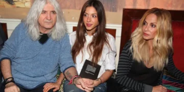 Σοφία Καρβέλα: «Ποιος είσαι χωρίς το παρελθόν σου;» – Η ανάρτηση μετά τη ρήξη της Άννας Βίσση με τον Νίκο Καρβέλα