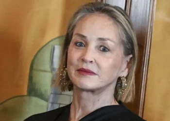 Η Σάρον Στόουν συγκινεί: «Μετά το εγκεφαλικό οι προτάσεις για δουλειά εξαφανίστηκαν, άνθρωποι με εκμεταλλεύτηκαν»