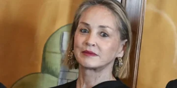 Η Σάρον Στόουν συγκινεί: «Μετά το εγκεφαλικό οι προτάσεις για δουλειά εξαφανίστηκαν, άνθρωποι με εκμεταλλεύτηκαν»
