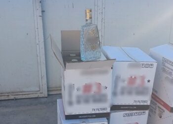ΑΑΔΕ: Έκρυβαν σε πάρκινγκ «βιτρίνα», όπλο, βυτιοφόρα, λαθραία καύσιμα και αλκοόλ