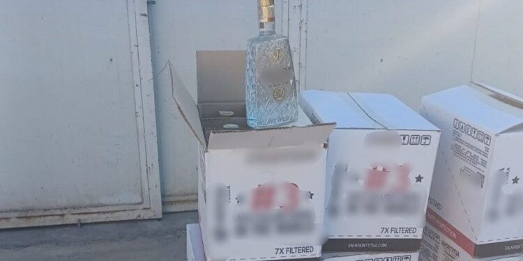ΑΑΔΕ: Έκρυβαν σε πάρκινγκ «βιτρίνα», όπλο, βυτιοφόρα, λαθραία καύσιμα και αλκοόλ