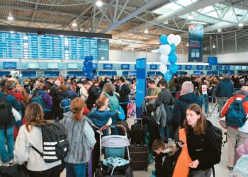 Δύσκολος χειμώνας για τις αερομεταφορές: H αύξηση στα καύσιμα «ψαλιδίζει» τις πτήσεις