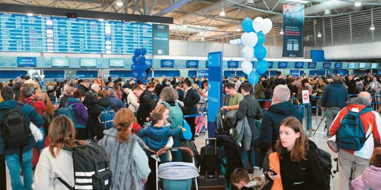 Δύσκολος χειμώνας για τις αερομεταφορές: H αύξηση στα καύσιμα «ψαλιδίζει» τις πτήσεις