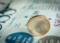 Το ευρώ υπό πίεση: Πώς επηρεάζεται από την κρίση σε ενέργεια και ομόλογα