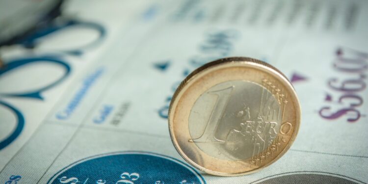 Το ευρώ υπό πίεση: Πώς επηρεάζεται από την κρίση σε ενέργεια και ομόλογα