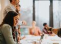 Gen Z και Millennials: Η στροφή στις δεύτερες δουλειές – Πώς η ακρίβεια αλλάζει την αγορά εργασίας