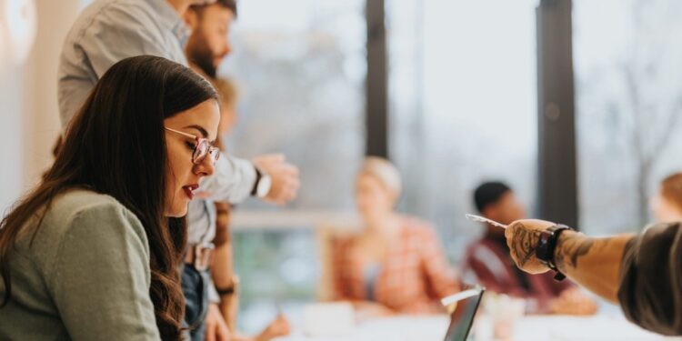 Gen Z και Millennials: Η στροφή στις δεύτερες δουλειές – Πώς η ακρίβεια αλλάζει την αγορά εργασίας