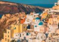 Τι θα χτίζεται στα νησιά από το 2027: Η δύσκολη επόμενη μέρα σε Μύκονο, Σαντορίνη, Μήλο