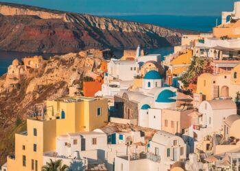 Τι θα χτίζεται στα νησιά από το 2027: Η δύσκολη επόμενη μέρα σε Μύκονο, Σαντορίνη, Μήλο