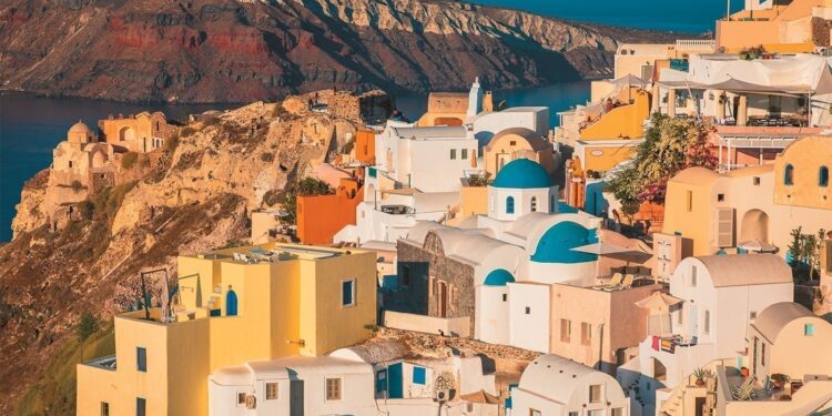 Τι θα χτίζεται στα νησιά από το 2027: Η δύσκολη επόμενη μέρα σε Μύκονο, Σαντορίνη, Μήλο