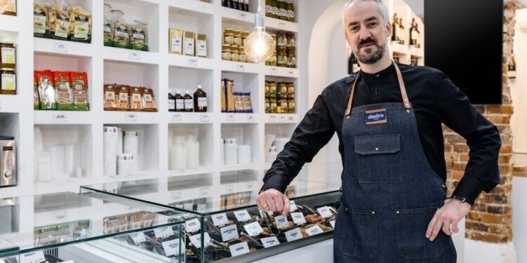 Ο Ελληνας που εκπρoσωπεί τους εμπόρους του Παρισιού