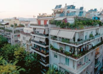 Κάμερες στις πολυκατοικίες: Πότε οι γείτονες μπορούν να πουν «όχι» και τι επιτρέπεται να καταγράφουν