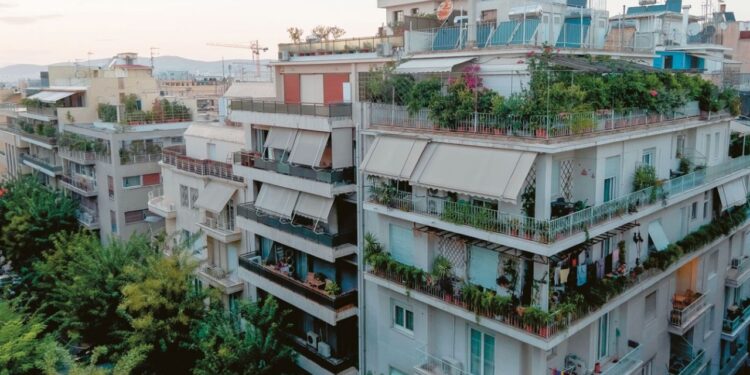Κάμερες στις πολυκατοικίες: Πότε οι γείτονες μπορούν να πουν «όχι» και τι επιτρέπεται να καταγράφουν