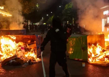 Πεδίο μάχης τα Τίρανα για τη διαφθορά και τον Έντι Ράμα – Το πλήθος καίει το ένα κτίριο μετά το άλλο