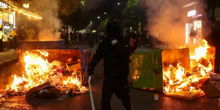 Πεδίο μάχης τα Τίρανα για τη διαφθορά και τον Έντι Ράμα – Το πλήθος καίει το ένα κτίριο μετά το άλλο