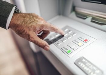 Συνταξιούχοι: Τέσσερα πακέτα με αυξήσεις και ενισχύσεις – Ποιοι ωφελούνται και πόσα θα πάρουν